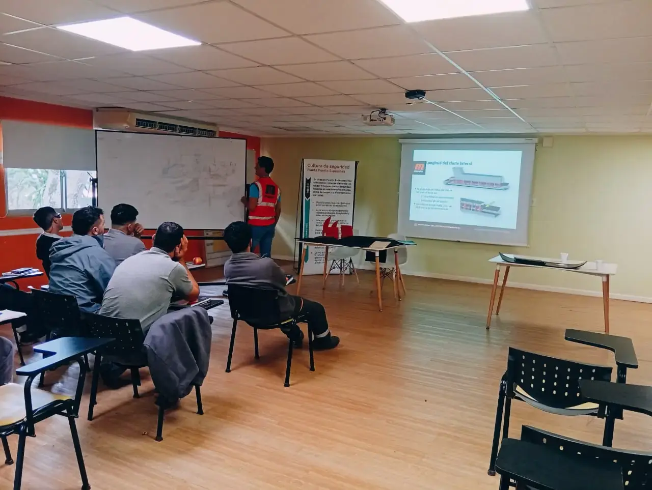 Operarios de Arauco en sala de capacitación con instructor Warbel frente a pantalla