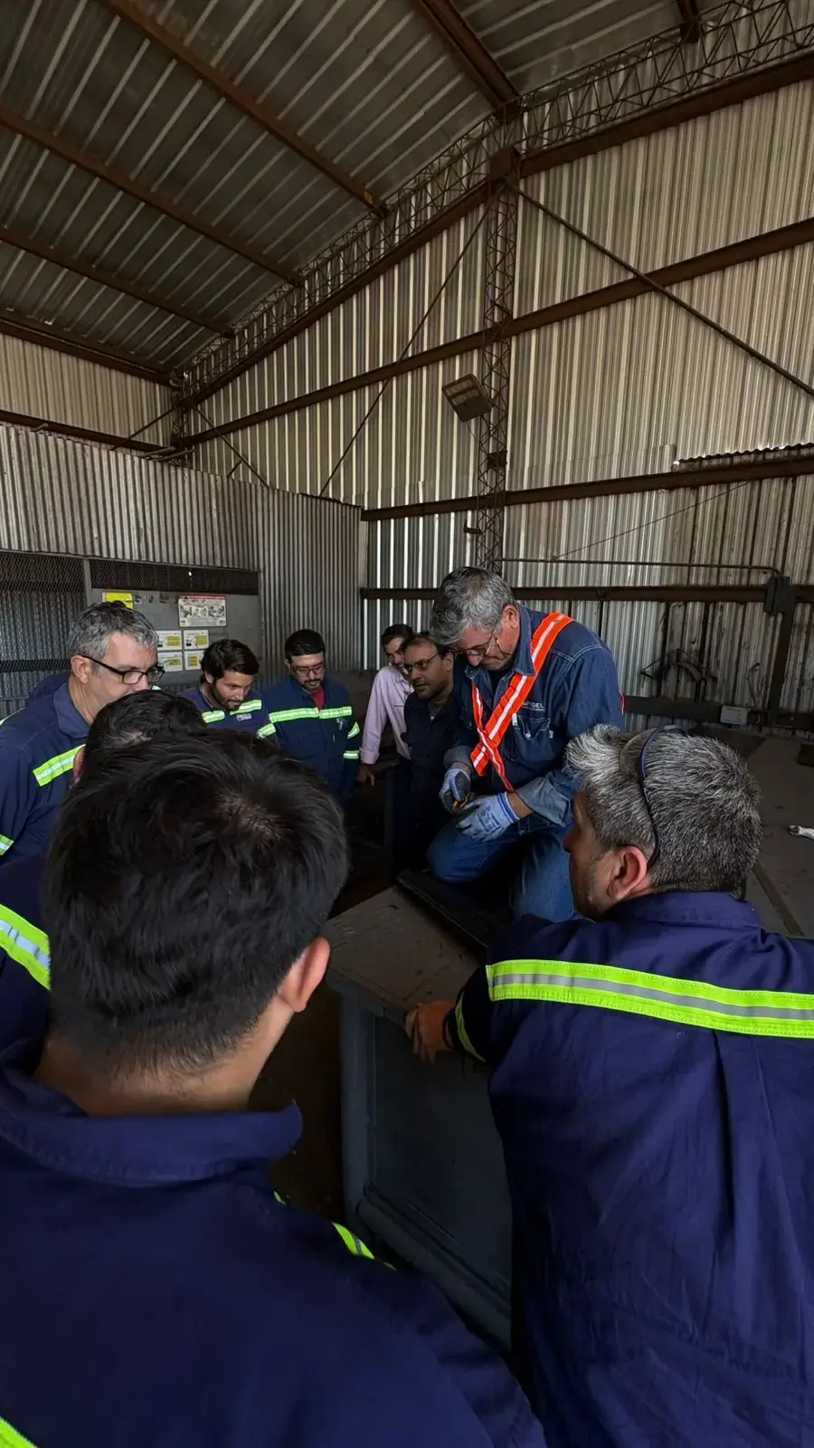 Grupo de técnicos de Ternium junto con instructores Warbel practicando empalme en caliente sobre banda transportadora