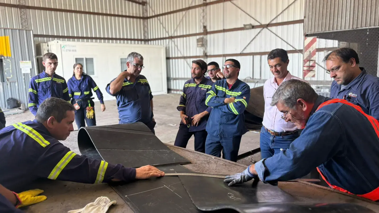 Grupo de 8 operarios de Ternium observando prácticas de empalme en taller durante capacitación Warbel