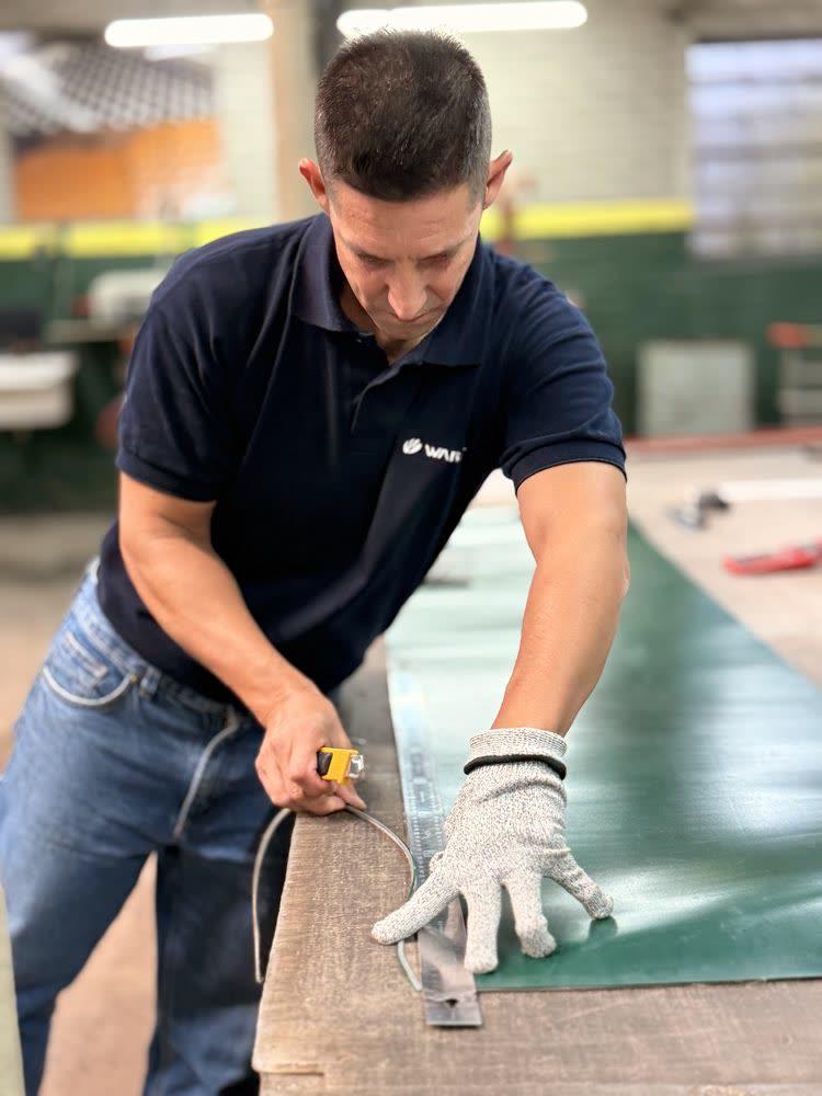 Técnico Warbel cortando banda transportadora en taller de Resistencia