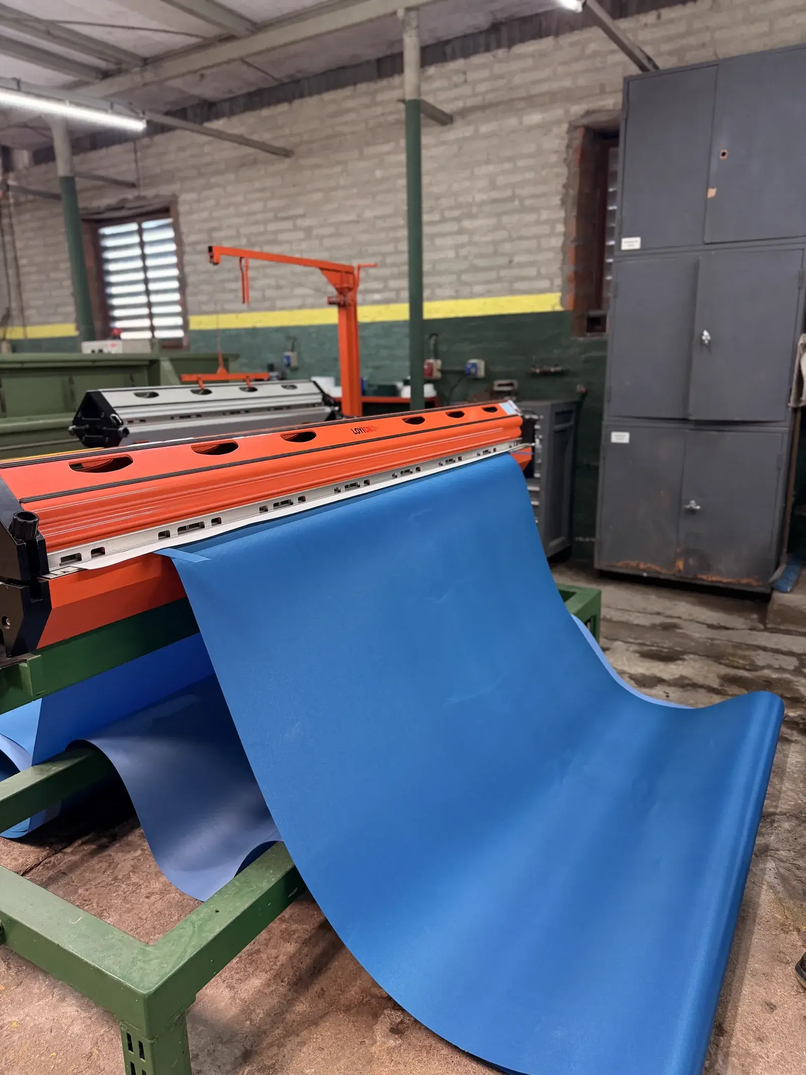 Prensa vulcanizadora Warbel procesando banda PVC — empalme en caliente en taller Resistencia