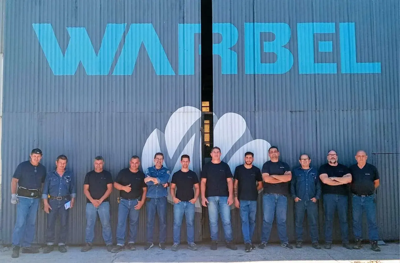 Equipo técnico de Warbel S.A. frente al taller de fabricación en Resistencia, Chaco