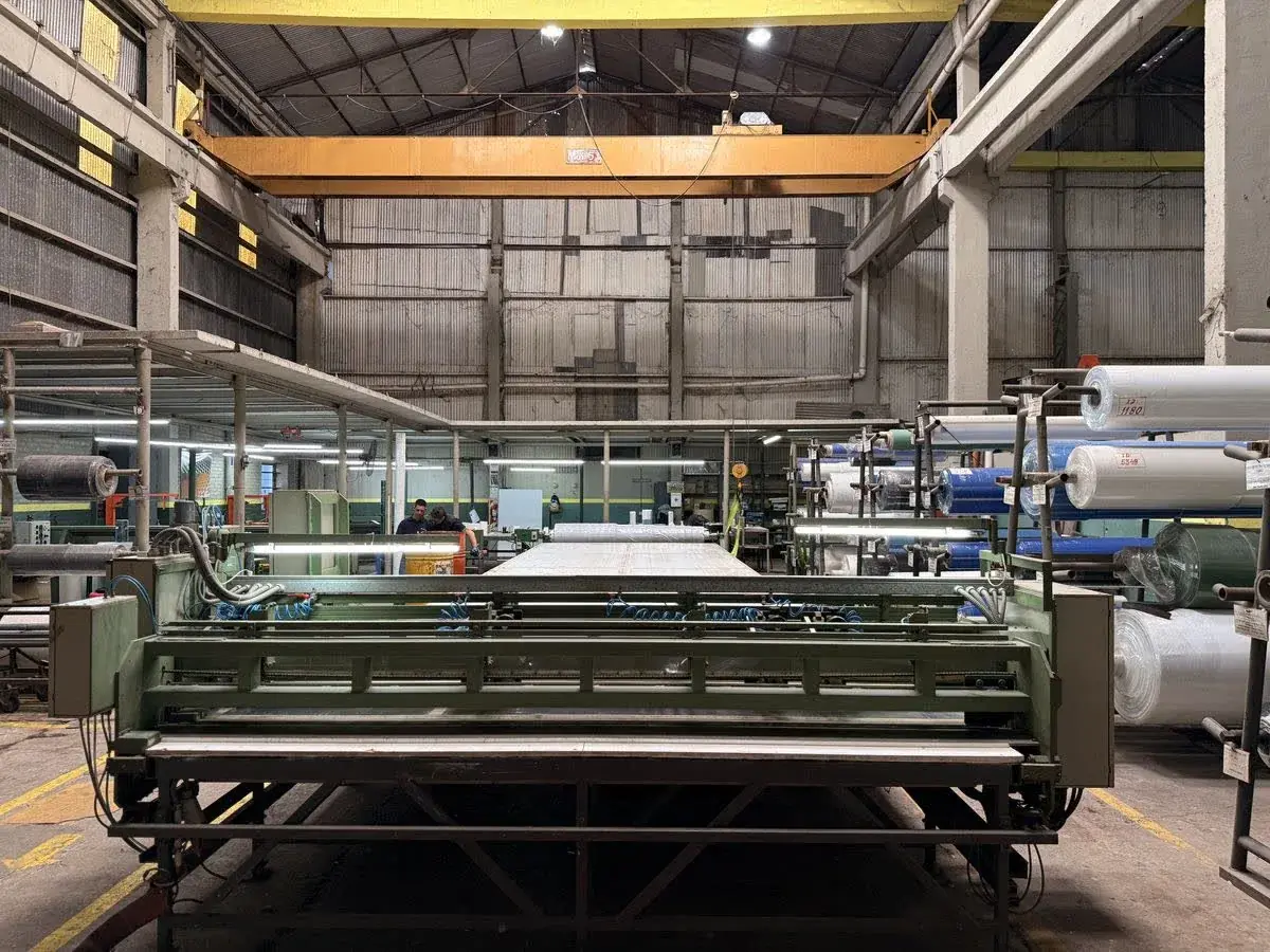 Máquina cortadora industrial con puente grúa en planta Warbel — Resistencia, Chaco
